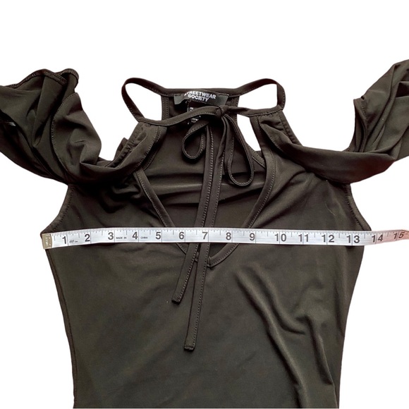 Cold shoulder tie front bodysuit in black - Picture 6 of 8